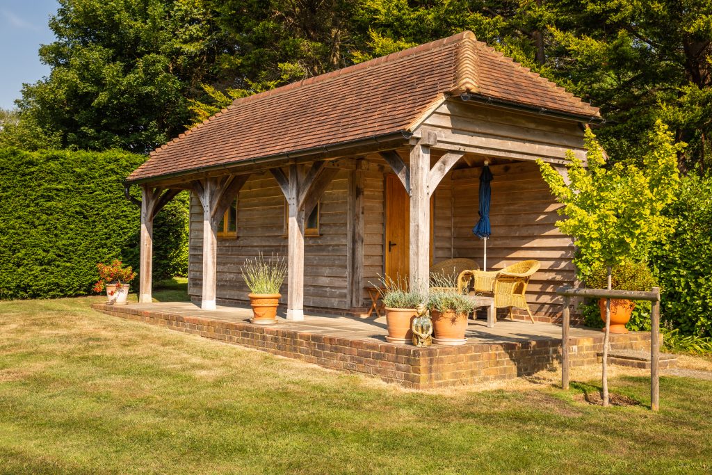 A Practical Guide to Off-Site Construction for Oak-Framed Buildings 6 RW 01 1