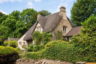 English Cottage Gardens – An Exploration Through History and Design